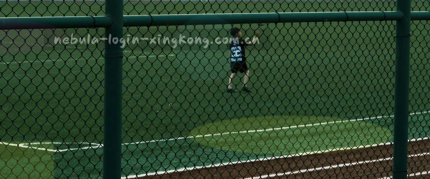 横向里程碑轨道上分布三个发光节点，节点之间由渐变光线连接